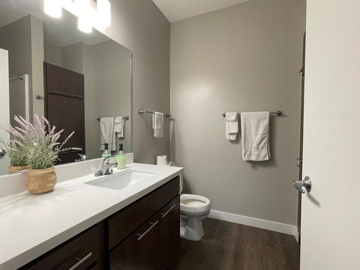 Apartamento Large Downtown 2Br -Hot Tub-Downtown! Des Moines Exterior foto