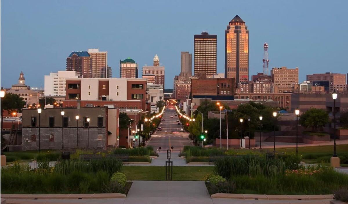 Apartamento Large Downtown 2Br -Hot Tub-Downtown! Des Moines Exterior foto
