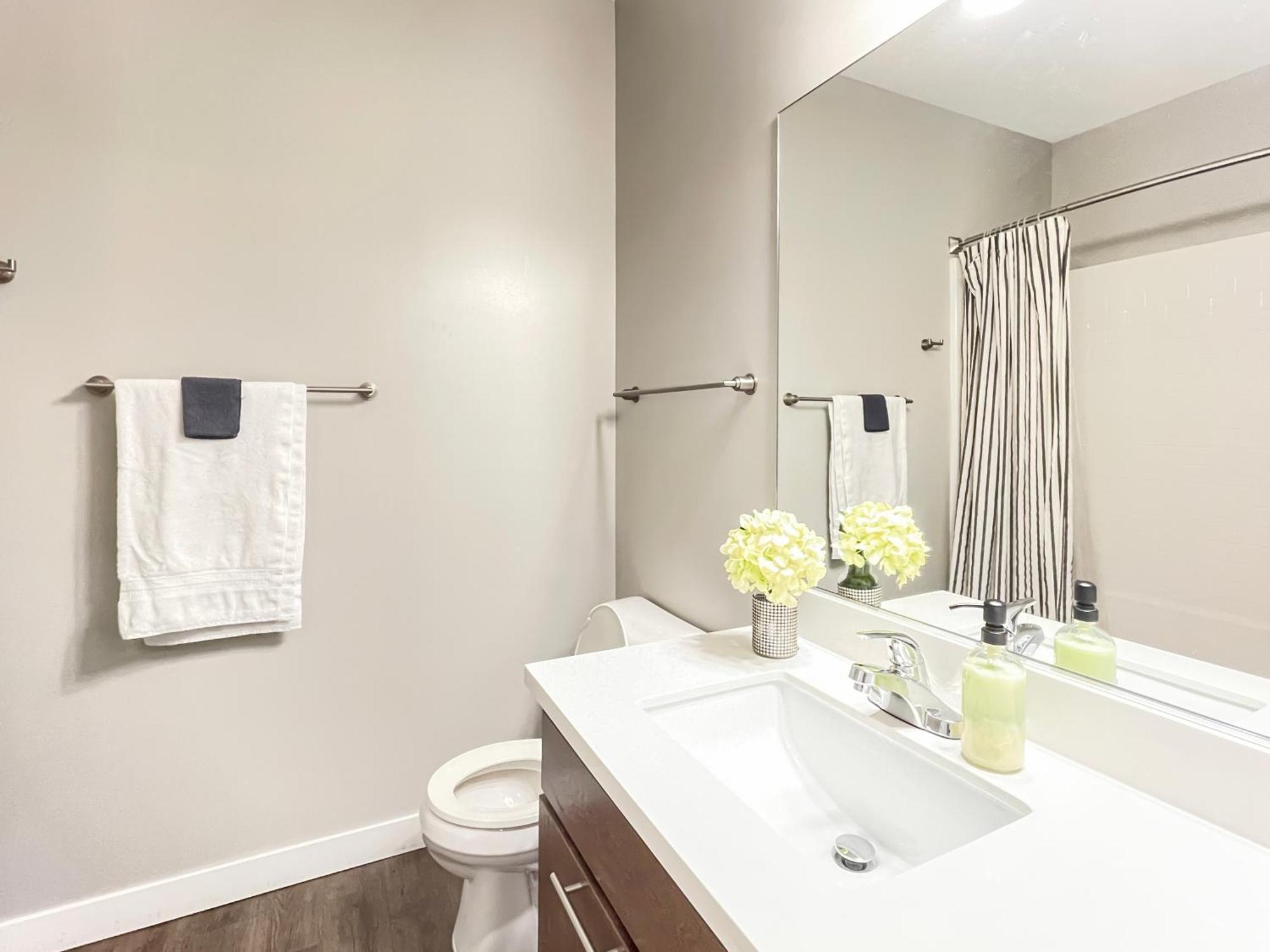 Apartamento Large Downtown 2Br -Hot Tub-Downtown! Des Moines Exterior foto
